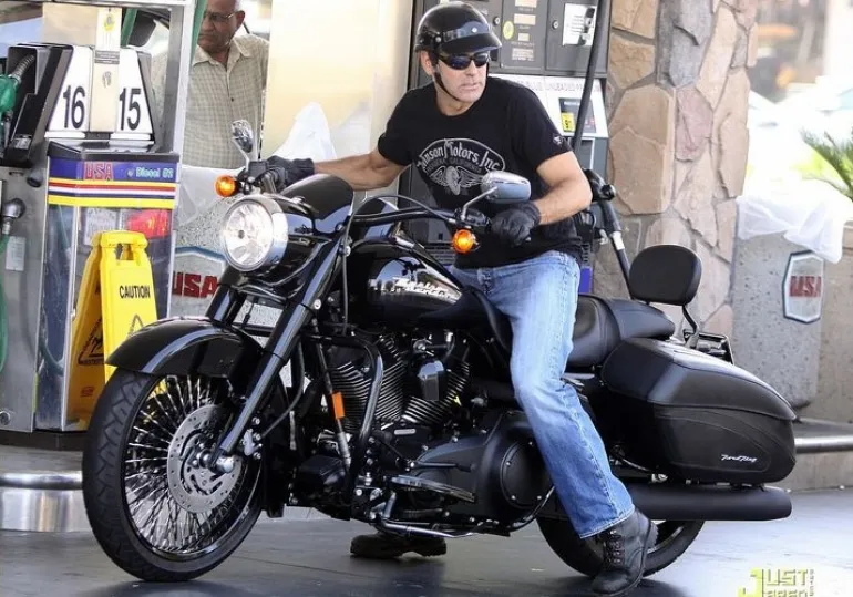 Ο George Clooney πουλάει την Harley του για καλό σκοπό