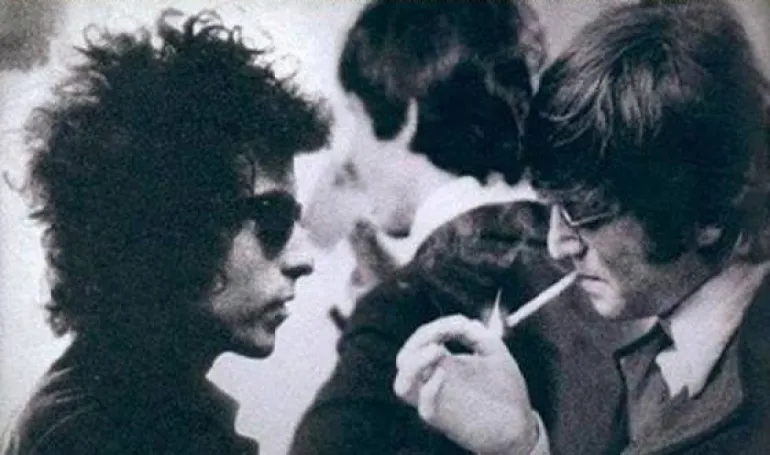 Όταν ο Bob Dylan κέρασε μαριχουάνα τον John Lennon και άλλαξε τον ρου της ιστορίας των Beatles...