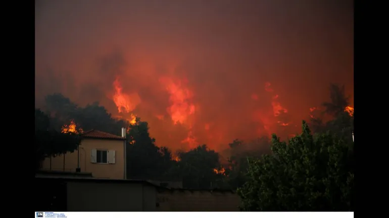 Πύρινη κόλαση στην Εύβοια: Συνεχείς εκκενώσεις χωριών, καίγονται σπίτια στο Μακρυμάλλη