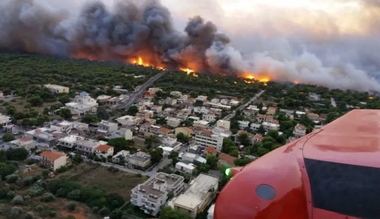 Συγκλονιστικό βίντεο από τη φωτιά μέσα από ελικόπτερο της Πυροσβεστικής