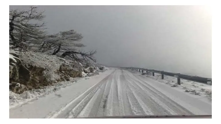 Διακοπή κυκλοφορίας στην Πεντέλη λόγω χιονόπτωσης/Μόνο με αλυσίδες στην Πάρνηθα