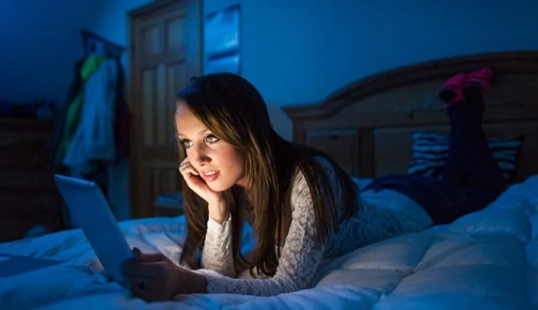 7 κλασικά λάθη που κάνουμε πριν τον ύπνο με αποτέλεσμα να παίρνουμε βάρος