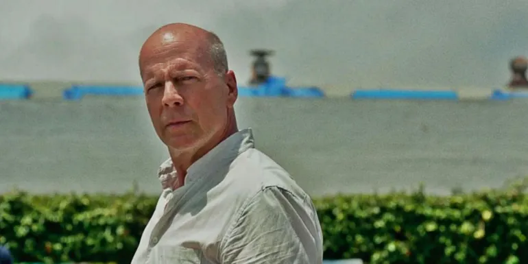 O Bruce Willis διακοπές στην Αίγινα