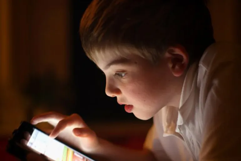 Με τα smartphones: Τα παιδιά έχουν ξεχάσει πώς να γυρνούν τις σελίδες των βιβλίων