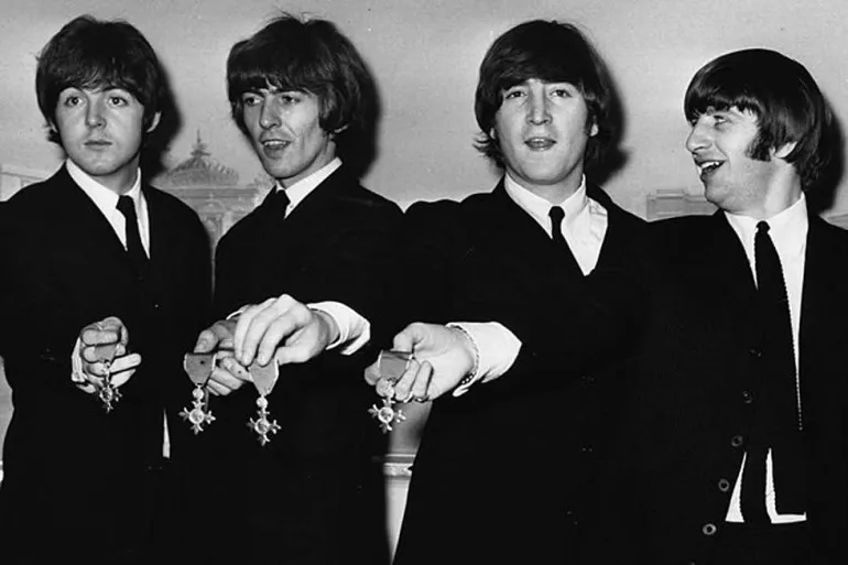 Μουσική από ταινίες και οι Beatles με τις περισσότερες εβδομάδες στα άλμπουμ της Αγγλίας