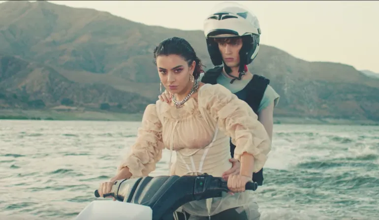 Charli XCX και Troye Sivan κάνουν jet ski στο βίντεο του “2099”