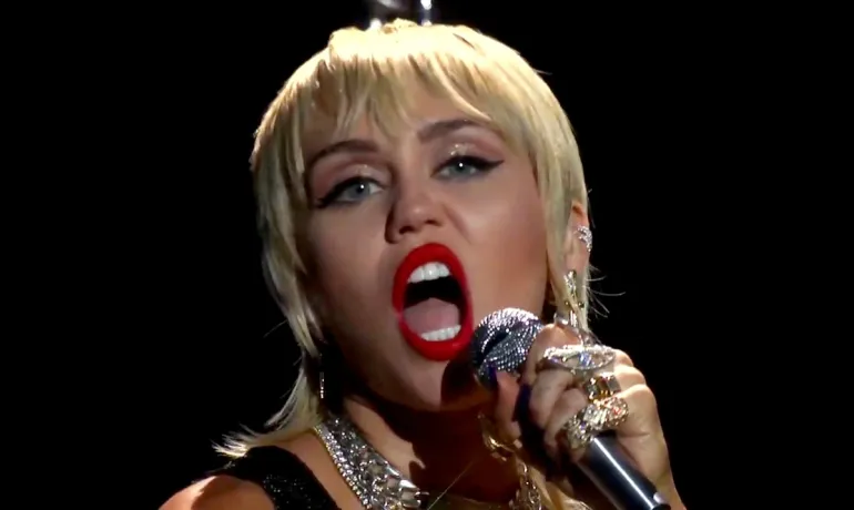 H Miley Cyrus τραγουδάει Cure και Cranberries