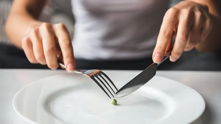 Γιατί το να τρώτε ελάχιστα σαμποτάρει την προσπάθειά σας να αδυνατίσετε