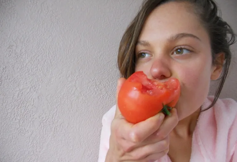 Αυτά είναι τα 6 μέρη του σώματος που ωφελούνται όταν τρώμε ντομάτες
