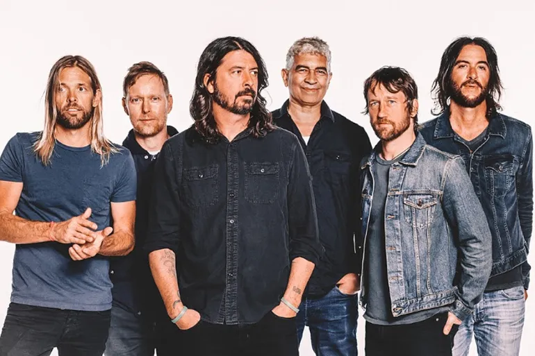 Διαμαρτυρία αντιεμβολιαστών στην πρώτη συναυλία των Foo Fighters