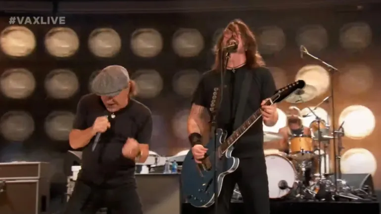 Brian Johnson των AC/DC με Foo Fighters στο Back In Black