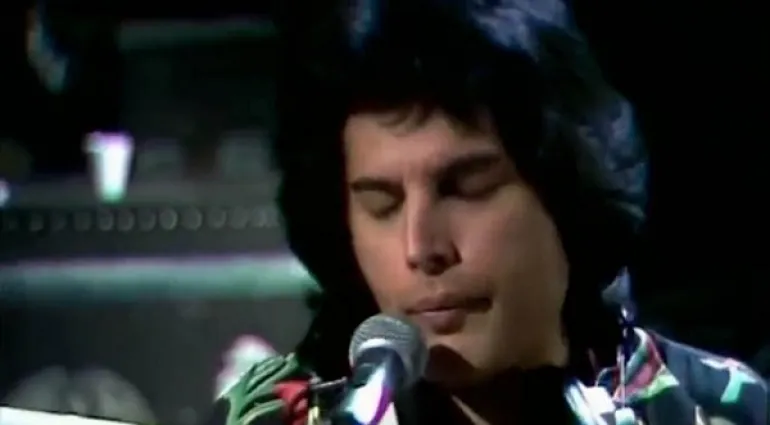 Queen - Somebody To Love, ακούγοντας μόνο τον Freddie!!