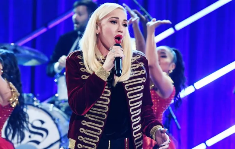 H Gwen Stefani θα κυκλοφορήσει τις επιτυχίες της σε κάντρυ διασκευές