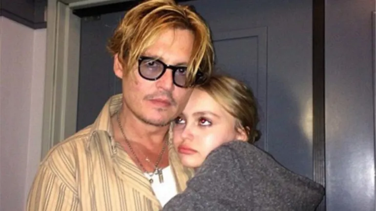 O Johnny Depp παραδέχθηκε ότι έδινε Μαριχουάνα στην 13χρονη κόρη του
