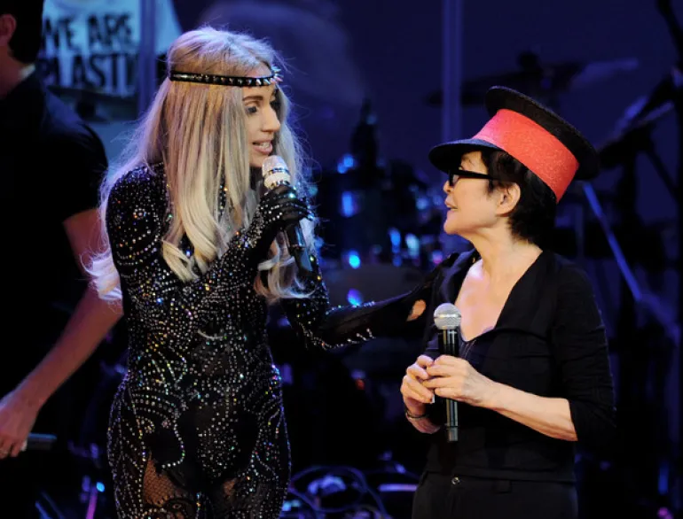 88 ετών η Yoko Ono, δείτε την με την απίθανη Lady Gaga