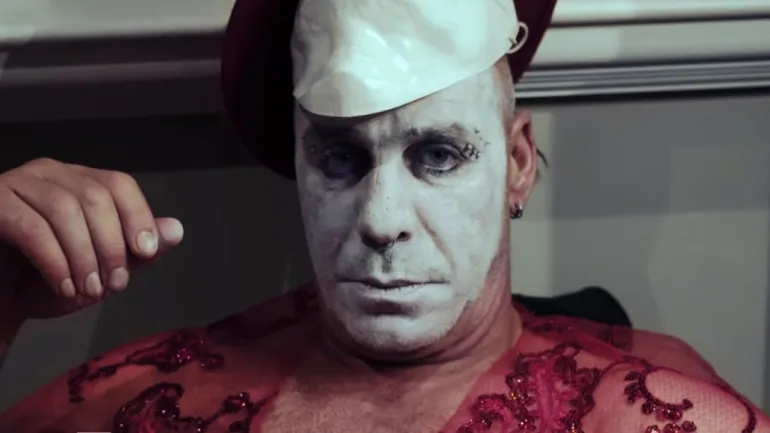Ο τραγουδιστής των Rammstein σε βίντεο που συζητήθηκε LINDEMANN - Platz Eins