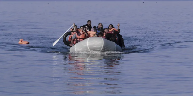 Πλωτό φράγμα για να σταματήσει τις ροές μεταναστών στο Αιγαίο σχεδιάζει η κυβέρνηση