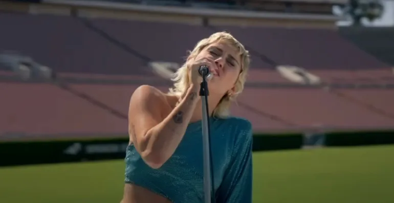 H Miley Cyrus τραγούδησε το Help σε άδειο στάδιο