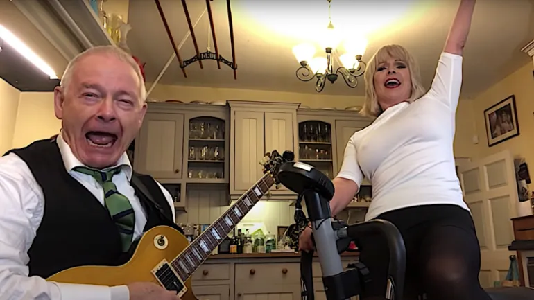 Ο ηγέτης των King Crimson Robert Fripp & η γυναίκα του Toyah τραγουδούν Metallica  & Led Zeppelin
