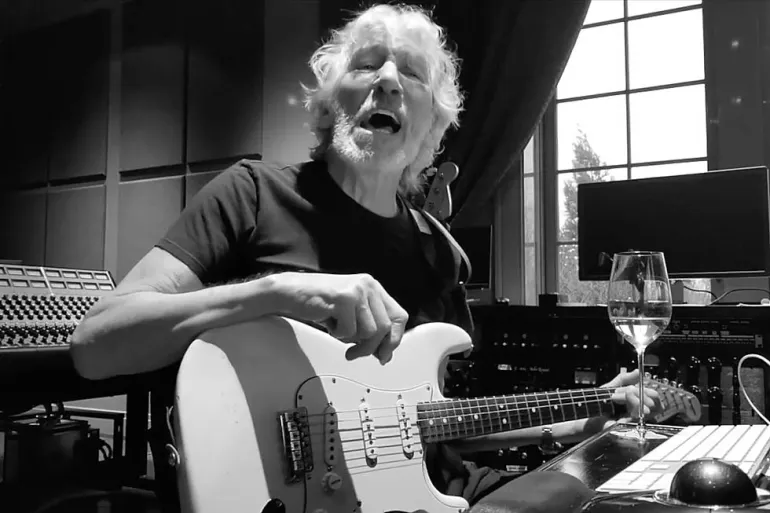 O Roger Waters τραγουδά από το σπίτι τραγούδι διαμαρτυρίας του Χιλιανού Victor Jara