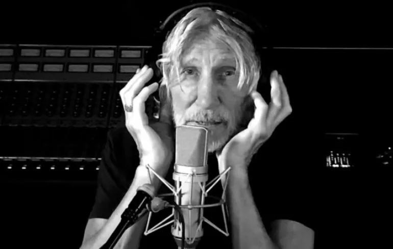 O Roger Waters παίζει στο σπίτι του τραγούδια από το Wall