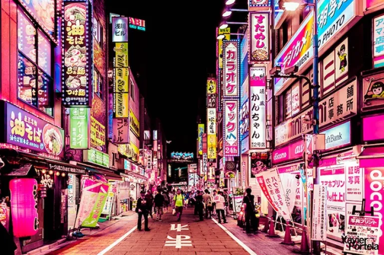 Λαμπερές βραδυνές Φωτογραφίες του Τόκιο με έντονο ηλεκτρικό Ροζ χρώμα...!