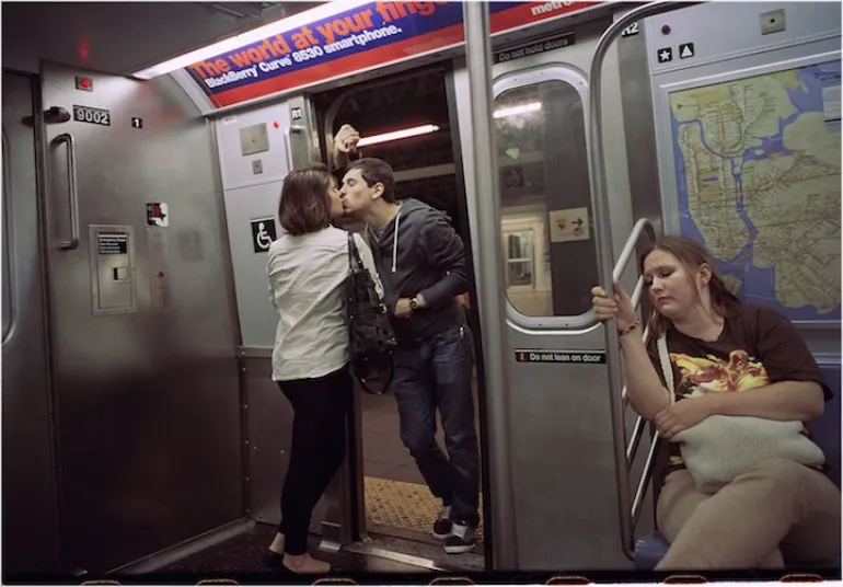Φωτογράφος απαθανατίζει κάτοικους της Νέας Υόρκης να φιλιούνται τα τελευταία 30 χρόνια...