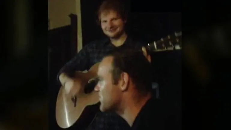 O Wayne Rooney τραγουδά με τον Ed Sheeran