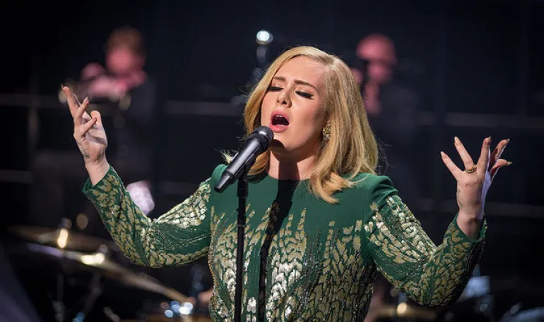 Adele: "Είδα την  Kate Bush ζωντανά και αποφάσισα να γυρίσω στη μουσική..."