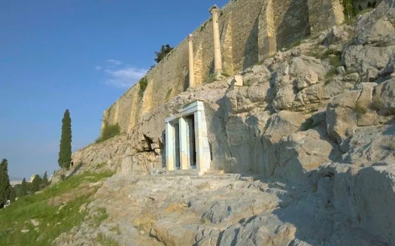 Ο κρυμμένος ναός μέσα στον ιερό βράχο της Ακρόπολης!