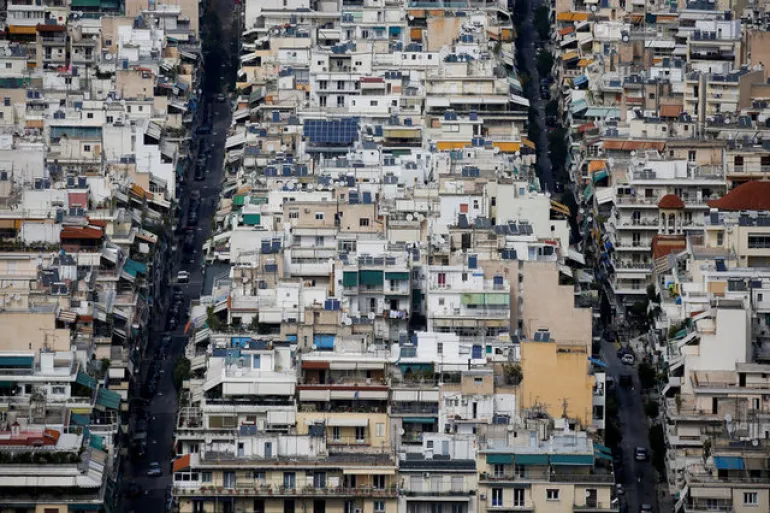 Le Monde: Οι Ελληνες ξεπουλάνε στους ξένους τα ακίνητα στο κέντρο της Αθήνας