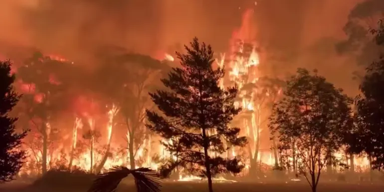 «Πεθαίνει» το περιβάλλον στην Αυστραλία: Αδειάζουν ολόκληρες πόλεις Εκτός ελέγχου οι πυρκαγιές