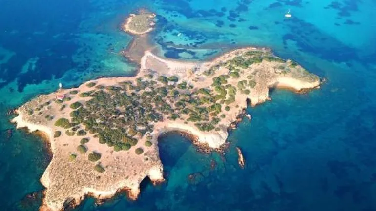 Αυτό το νησί της Αττικής ανήκει σε έναν βιοπαλαιστή οδηγό λεωφορείου 