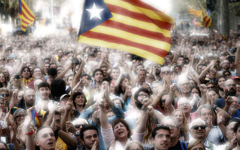 Ανεξαρτησία αποφάσισε το καταλανικό κοινοβούλιο - το άρθρο 155 θέτει σε ισχύ η Μαδρίτη