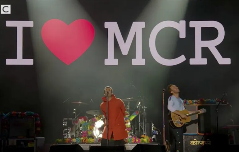 Liam Gallagher, Chris Martin: Live Forever χθες στο Μάντσεστερ 