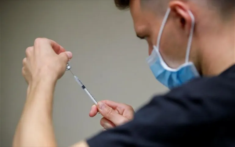 Γαλλία: Τρεις χιλιάδες υγειονομικοί τίθενται σε αναστολή εργασίας, στο στόχαστρο η άρνηση εμβολιασμού