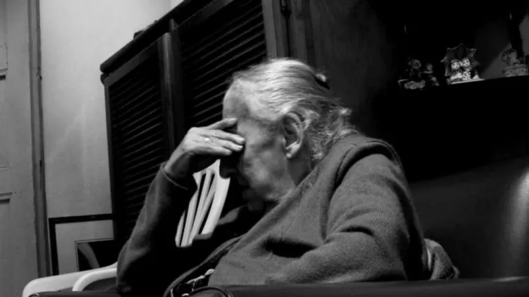 Κορωνοϊός: Ηλικιωμένοι «σβήνουν» αβοήθητοι σε γηροκομεία
