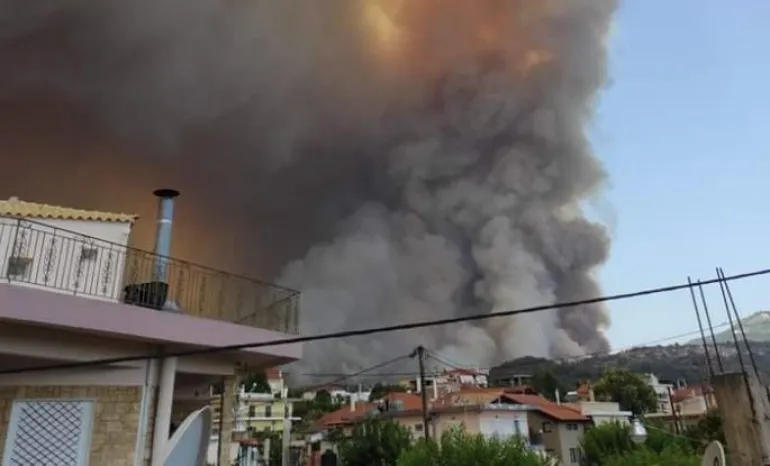 Ανεξέλεγκτη η φωτιά στην Εύβοια – εκκένωση οικισμών, τραυματίστηκαν πυροσβέστες
