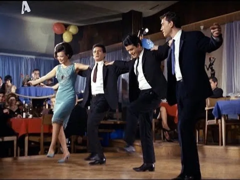 Η Τζένυ Καρέζη χορεύει χασάπικο