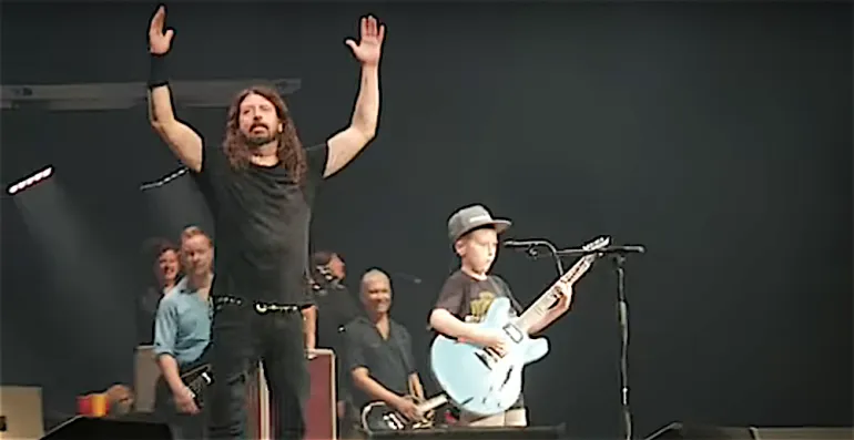 Οι Foo Fighters παίζουν Metallica με 10χρονο στην κιθάρα