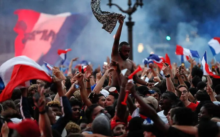 Ξέφρενοι πανηγυρισμοί στο Παρίσι μετά την πρόκριση της Γαλλίας 