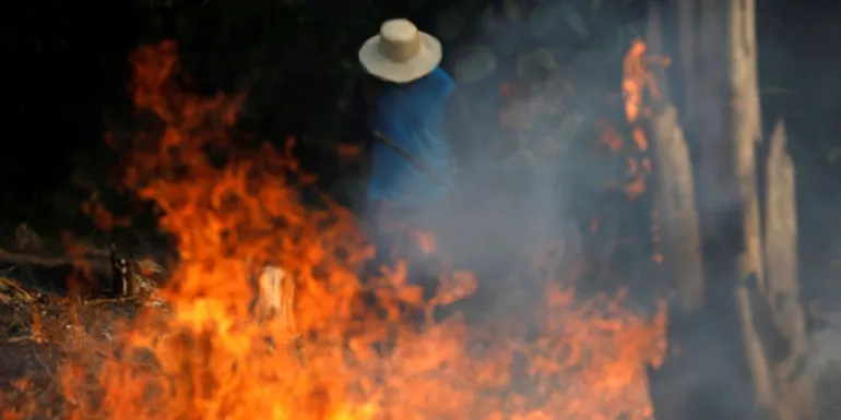 Εικόνες «Αποκάλυψης» από τις φωτιές στον Αμαζόνιο