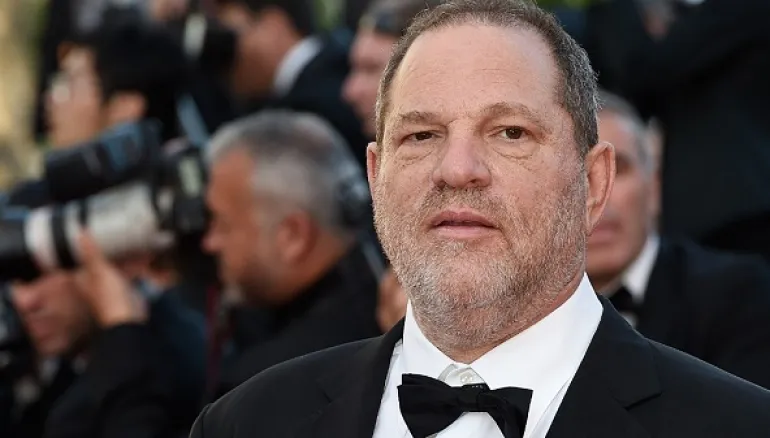 Πρώην βοηθός του Harvey Weinstein: Μου υπαγόρευε email ολόγυμνος...