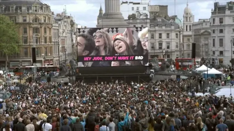 Hey Jude από χιλιάδες ανθρώπους στην πλατεία Trafalgar