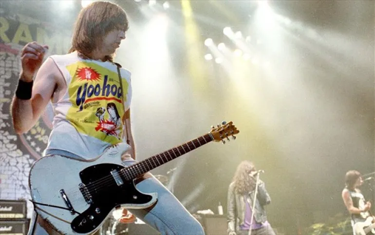 Οι Ramones, έχουν φανατικούς φίλους. Η κιθάρα του Johnny Ramone πωλήθηκε σε δημοπρασία για 937.500 δολ.