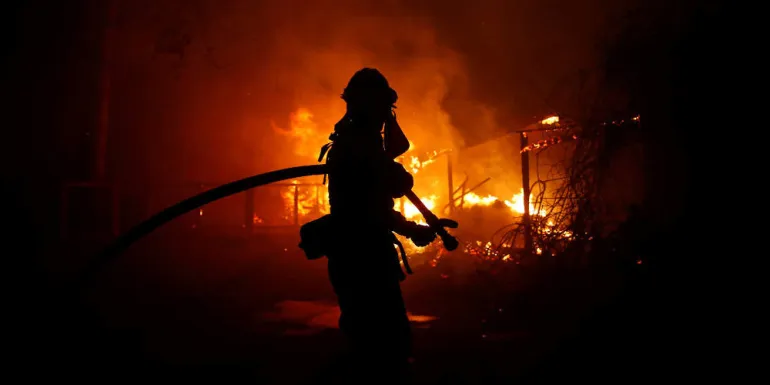 Πυρκαγιές σαρώνουν τη νότια Καλιφόρνια, 50.000 άνθρωποι εγκαταλείπουν τις εστίες τους