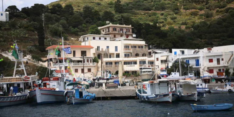 Ανευθυνότητα: 25χρονος γιος επιχειρηματία δεν μπήκε καραντίνα, πήγε εκδρομή στην Ικαρία, συνολικά 39 οι νεκροί στην Ελλάδα