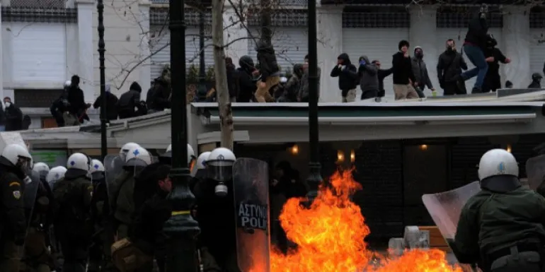 Η Αθήνα έχει πέσει σε κώμα και οι πολιτικοί τσακώνονται πάνω από την ετοιμοθάνατη πόλη