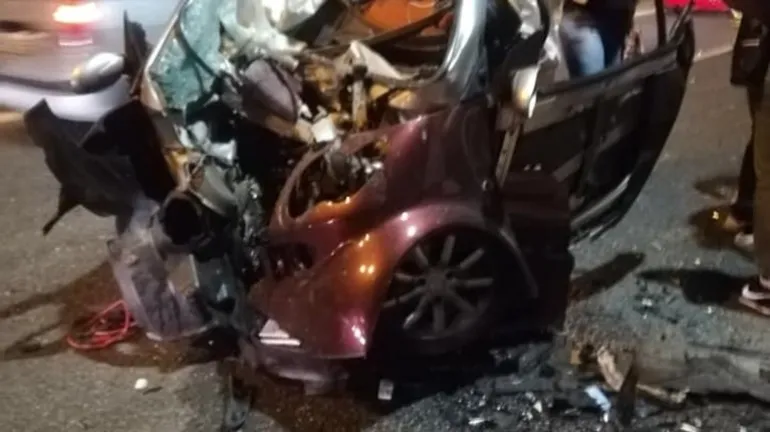 Συγκλονίζουν οι εικόνες από τροχαίο στη Μαραθώνος: Μιλούσε στο κινητό και έπεσε σε κολώνα