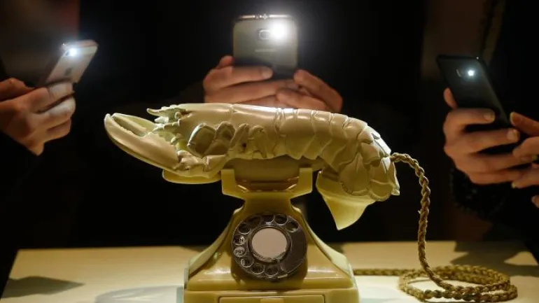 Το τηλέφωνο - αστακός του Σαλβαντόρ Νταλί πουλήθηκε για 853.000 λίρες